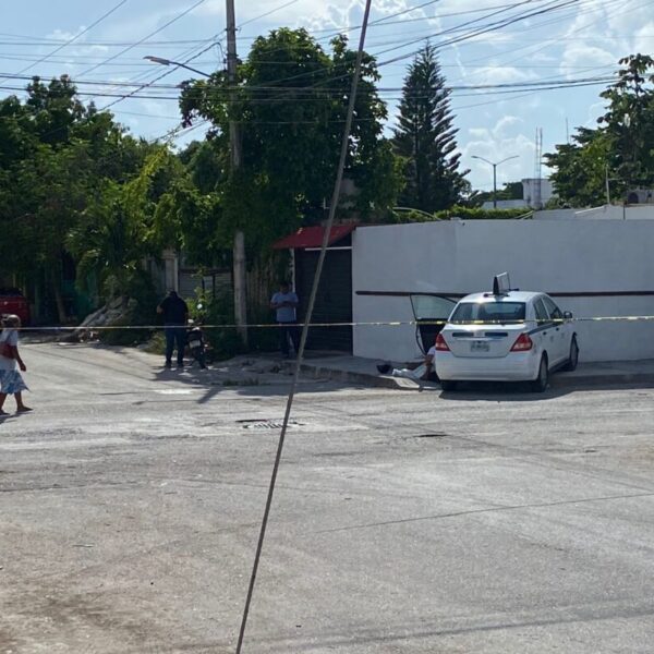 Muere taxista a bordo de su unidad por paro cardiaco