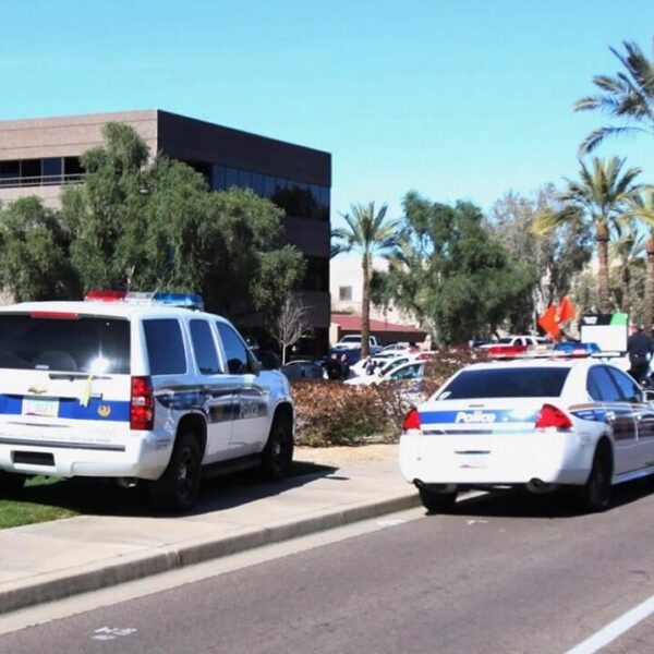 Psicópata armado dispara al azar y mata a dos en Arizona