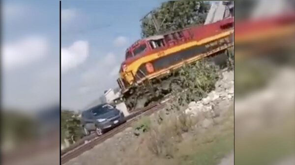 Tren arrolla y destruye a camioneta en Hidalgo