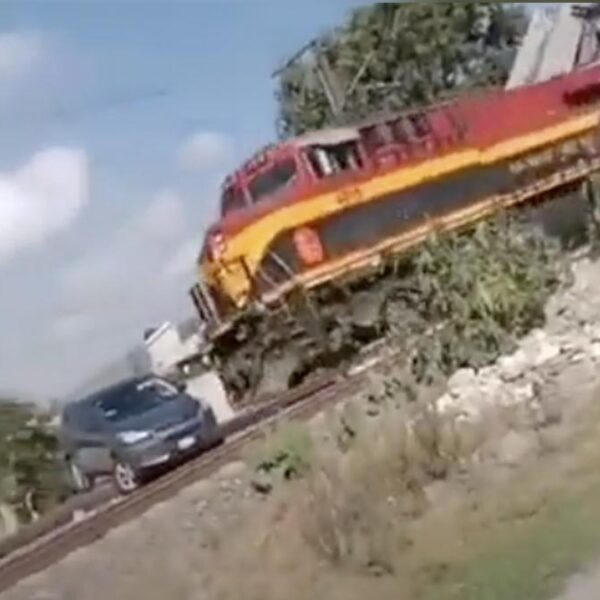 Tren arrolla y destruye a camioneta en Hidalgo