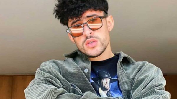 VIDEO: Fan le roba beso a Bad Bunny en plena fiesta