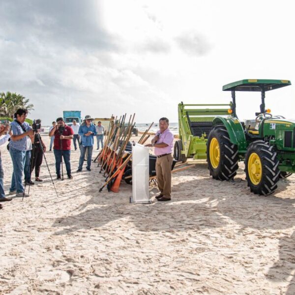 Entrega Marciano Dzul nueva maquinaria y equipo para limpieza de playas de Tulum.