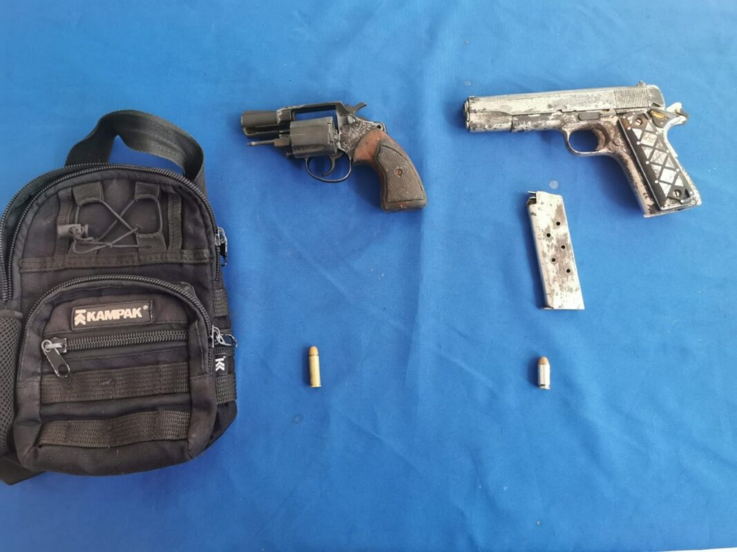 Detienen a dos pistoleros en la Supermanzana 258 de Cancún; les decomisaron dos armas de fuego de grueso calibre; uno de ellos estaba herido.
