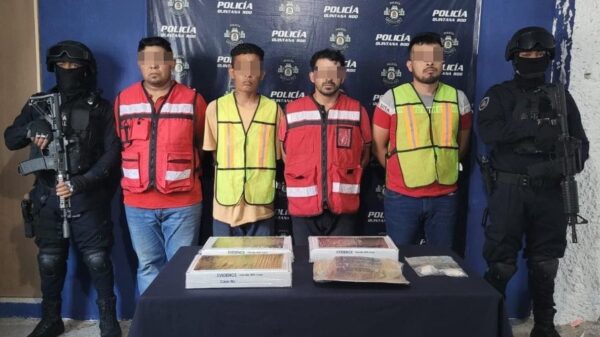 Detienen a sujetos armados y con drogas en Urbi Villas del Rey en Cancún.