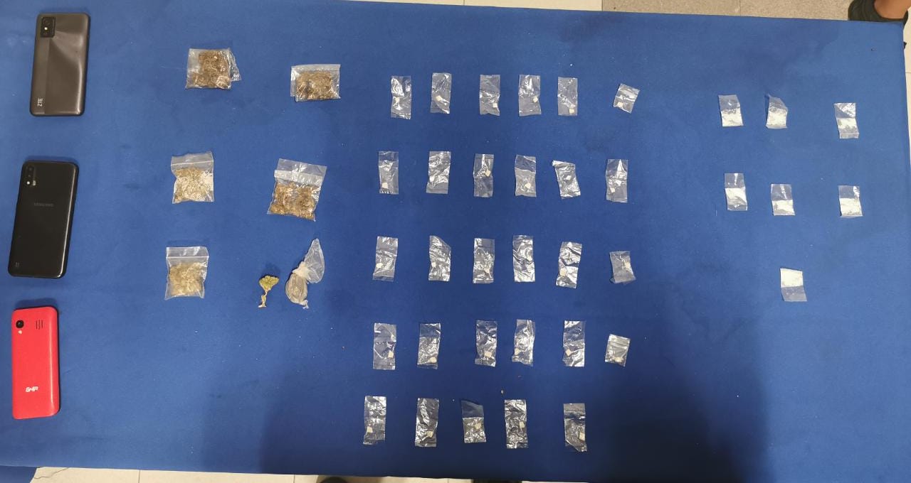 Detienen a pareja de narcomenudistas en la Supermanzana 75 de Cancún; les decomisaron más de 40 dosis de diversa drogas.