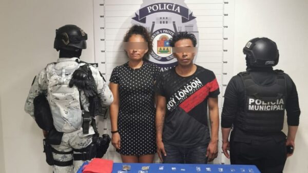 Detienen a pareja de narcomenudistas en la Supermanzana 75 de Cancún.