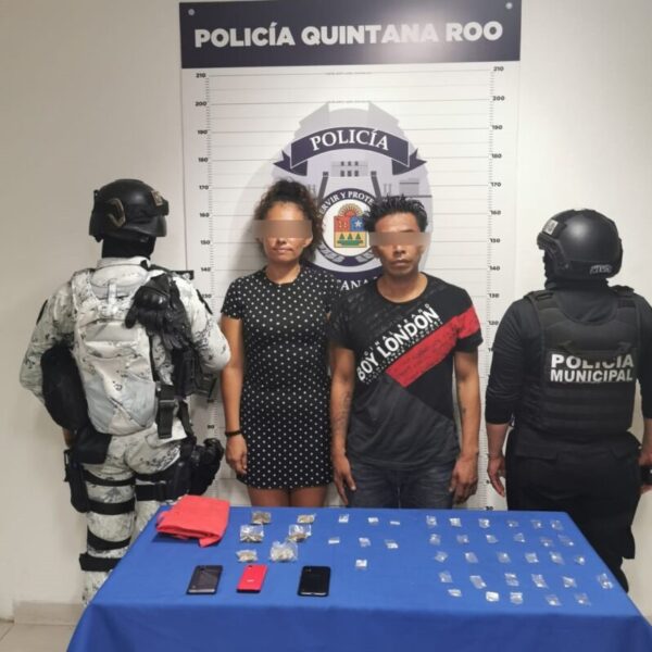 Detienen a pareja de narcomenudistas en la Supermanzana 75 de Cancún.