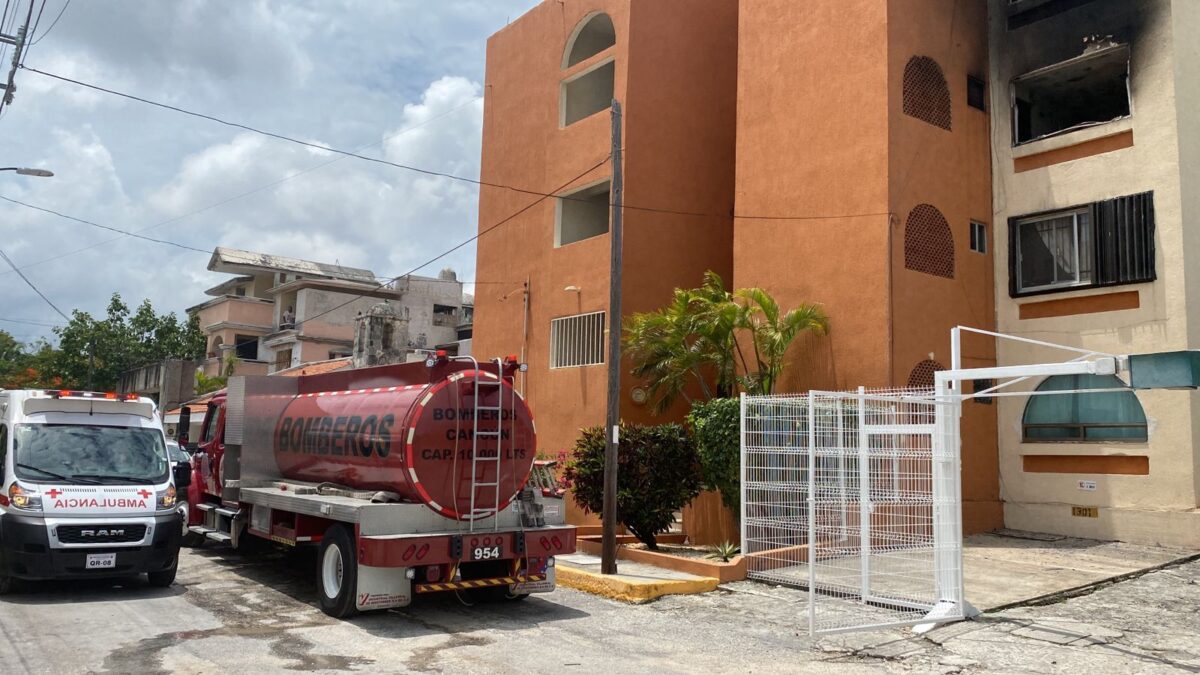 Se registra incendio en un departamento de la Supermanzana 15 de Cancún (VIDEO); un cortocircuito pudo originar el siniestro.