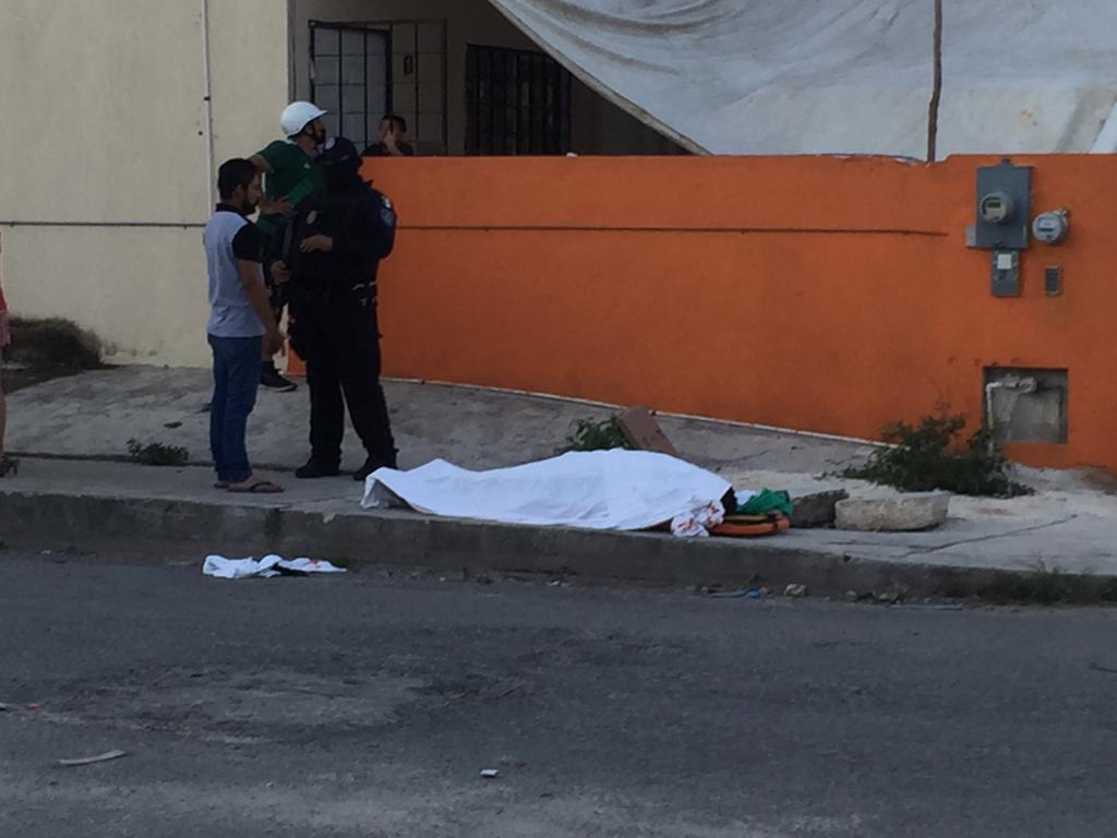Ataque armado deja un muerto y dos heridos en Niños Héroes de Cancún; de acuerdo con vecinos los hechos fueron en un punto de venta de drogas.