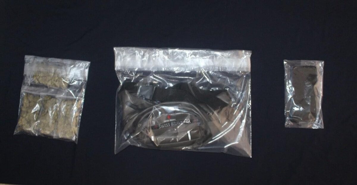 Detiene la Policía Quintana Roo a narcodistribuidor en la Supermanzana 213; a Luis “N” le hallaron bolsitas con marihuana.