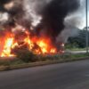 Se incendia transporte hotelero en la carretera Cancún-Playa del Carmen (VIDEO).
