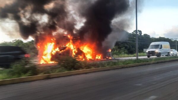Se incendia transporte hotelero en la carretera Cancún-Playa del Carmen (VIDEO).