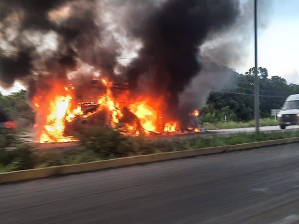 Se incendia transporte hotelero en la carretera Cancún-Playa del Carmen (VIDEO).