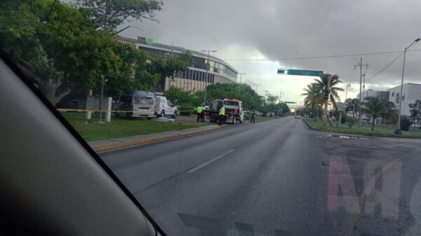 Muere pasajero en choque entra una combi y un autobús en la Nichupté y Tulum (VIDEO).