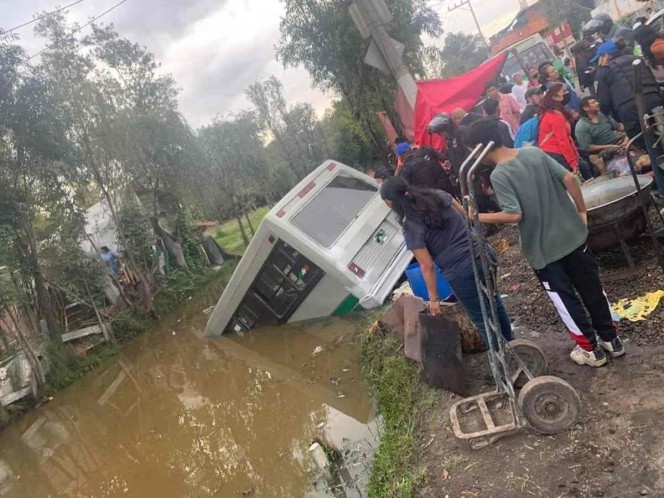 Microbús choca contra puesto y cae a un canal de Xochimilco (VIDEO); siete personas resultaron lesionadas en el accidente.