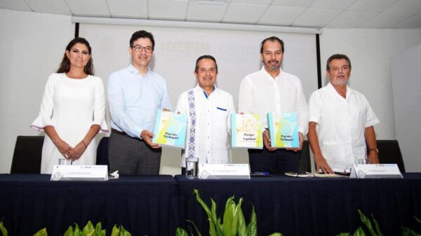 Carlos Joaquín recibió los planes maestros del Parque de la Equidad y el Puente Nichupté