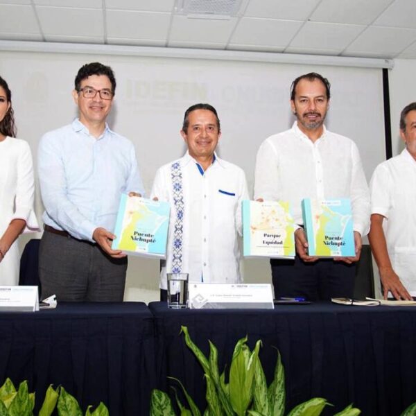 Carlos Joaquín recibió los planes maestros del Parque de la Equidad y el Puente Nichupté
