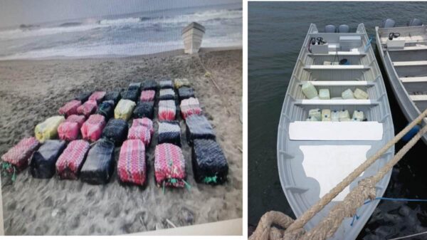 Interceptan marinos narcolancha con paquetes de cocaína.
