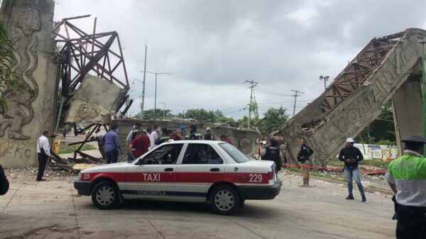 Se desploma arco de acceso a municipio en Veracruz
