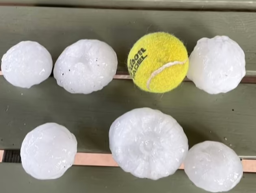 Muere bebé tras caerle gigantesco granizo en la cabeza; las “piedras” de hielo tenían el tamaño de una pelota de tenis.