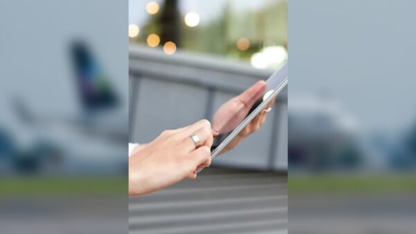 Olvida su iPad en avión en AICM y luego la ubica en Perú.