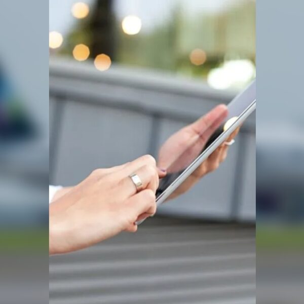 Olvida su iPad en avión en AICM y luego la ubica en Perú.