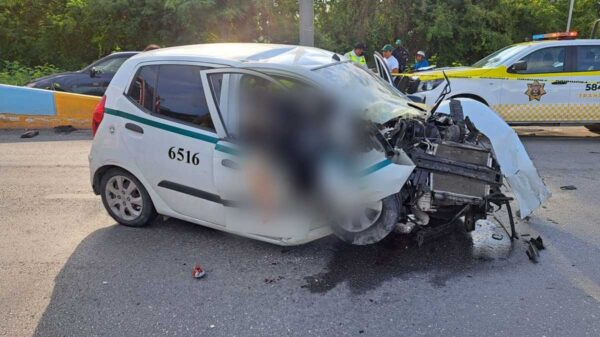 Muere pasajera de un taxi en fatal choque en el bulevar Colosio de Cancún.