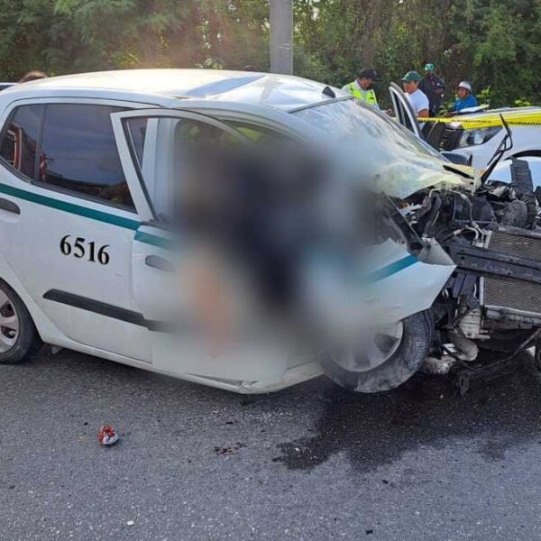 Muere pasajera de un taxi en fatal choque en el bulevar Colosio de Cancún.