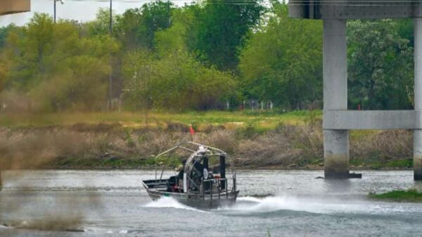 Fallecen nueve migrantes al intentar cruzar la corriente del río Bravo.