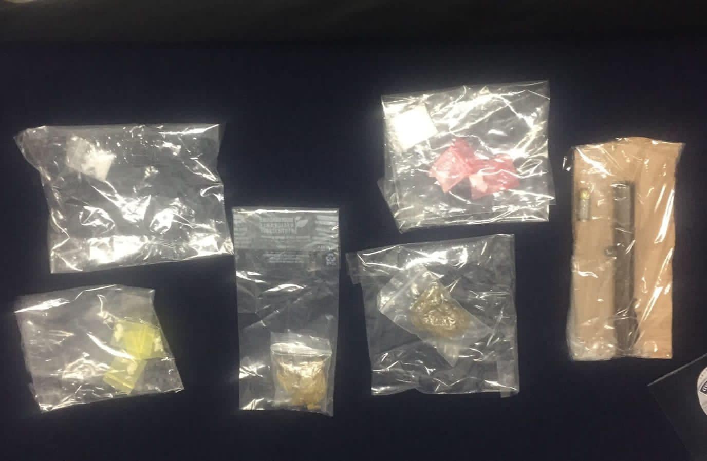 Atrapan en la Quinta Avenida a un narcomenudista; Fredy “N” tenía en su poder varias bolsas con diversas drogas.