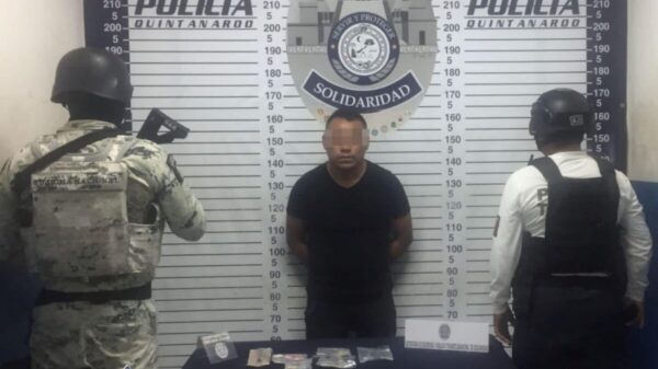 Atrapan en la Quinta Avenida a un narcomenudista.