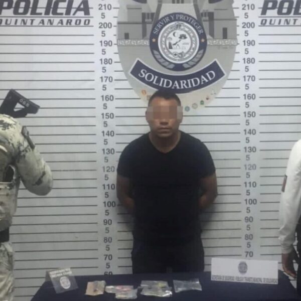 Atrapan en la Quinta Avenida a un narcomenudista.