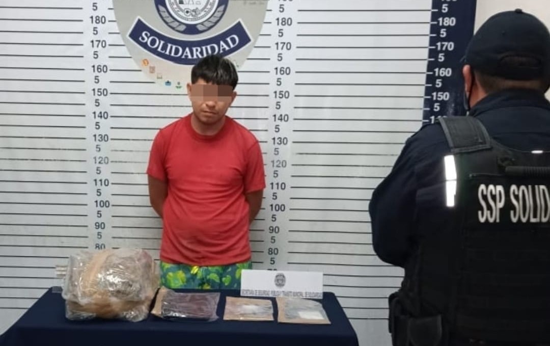 Detienen a narcomenudista en Mundo Hábitat de Playa del Carmen; policías le decomisaron a Joaquín “N” cocaína, marihuana y cristal.