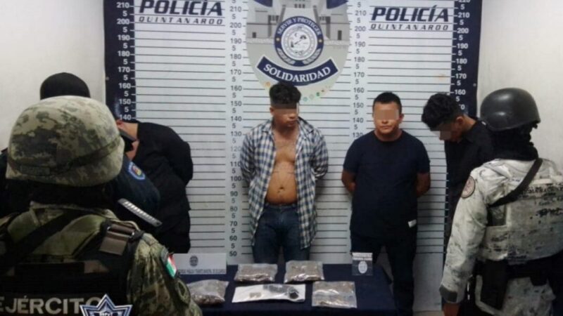 Detienen con drogas y un arma a cuatro sujetos en la colonia Centro de Playa del Carmen.