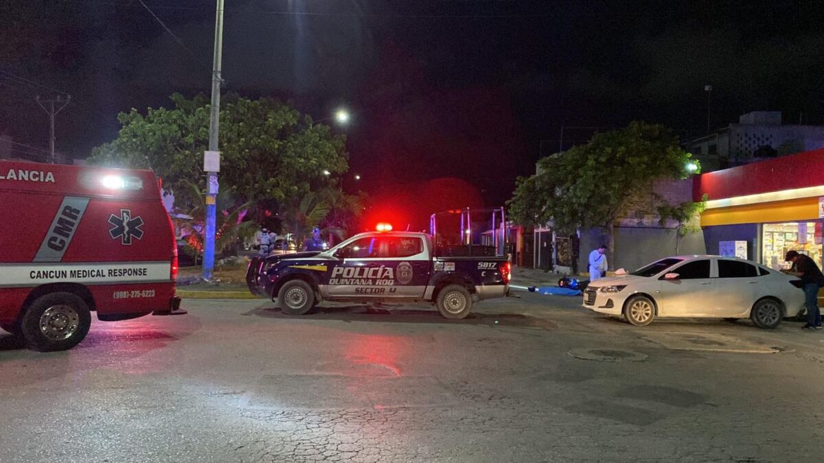 Ataque a balazos deja un muerto en Haciendas del Caribe; dos jóvenes que viajaban en una moto fueron rafagueados en la avenida Leona Vicario.