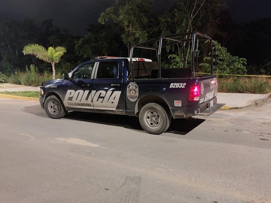 Ejecutan a balazos a un hombre en fraccionamiento de Playa del Carmen; la víctima quedó tirada en un camino de terracería.