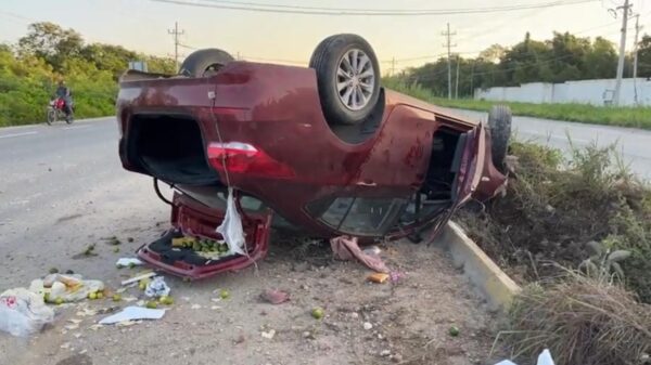 Volcadura en la carretera Playa del Carmen-Tulum deja tres lesionados.