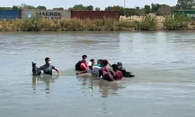 Fallecen nueve migrantes al intentar cruzar la corriente del río Bravo; las fuetes lluvias recientes dieron origen a la tragedia.