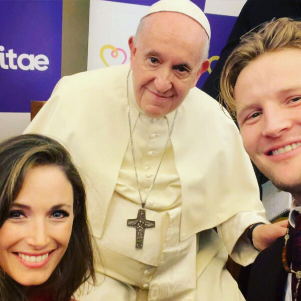 Alexander Acha se reúne con el Papa Francisco en el Vaticano