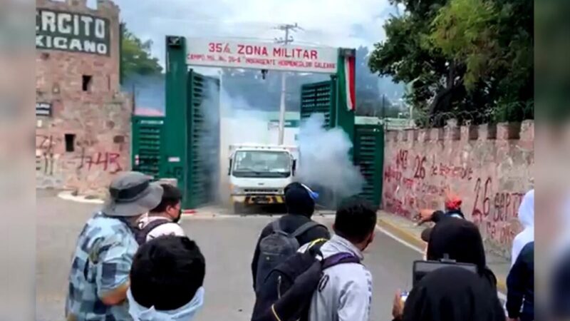 Normalistas atacan con petardos base militar en Guerrero
