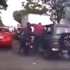 Motociclistas realizan "abordaje" a automovilista para asaltarlo