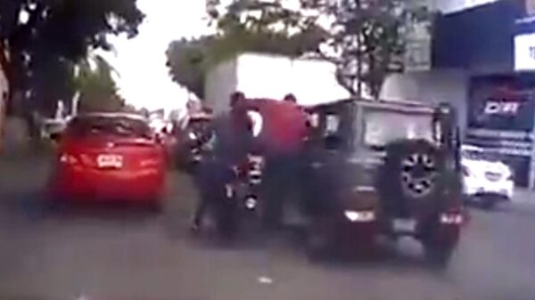 Motociclistas realizan "abordaje" a automovilista para asaltarlo
