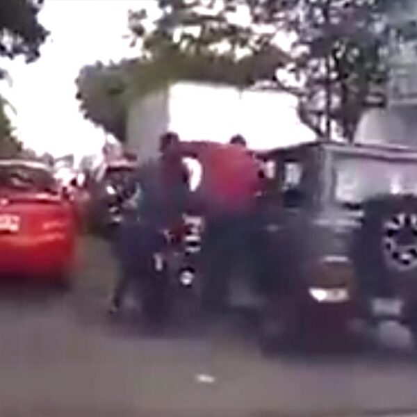 Motociclistas realizan "abordaje" a automovilista para asaltarlo