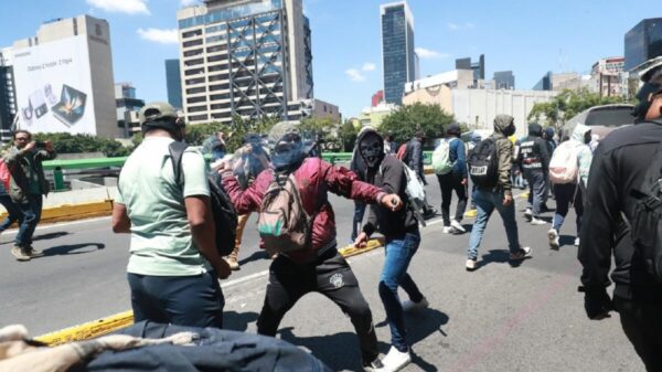 Alertan a familiares de los 43 de Ayotzinapa; hay infiltrados violentos