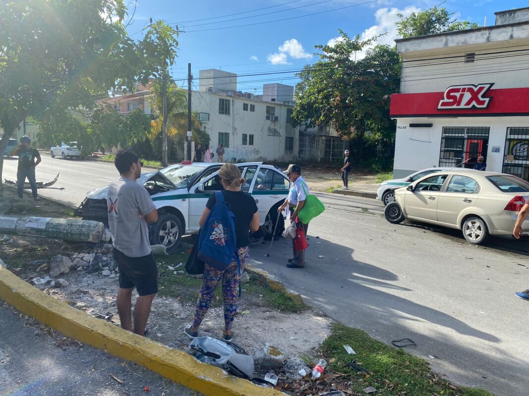 Deja tres lesionados choque en la avenida Nichupté de Cancún; un taxi del sindicato Andrés Quintana Roo se vio involucrado.