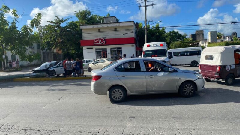 Deja tres lesionados choque en la avenida Nichupté de Cancún (VIDEO).