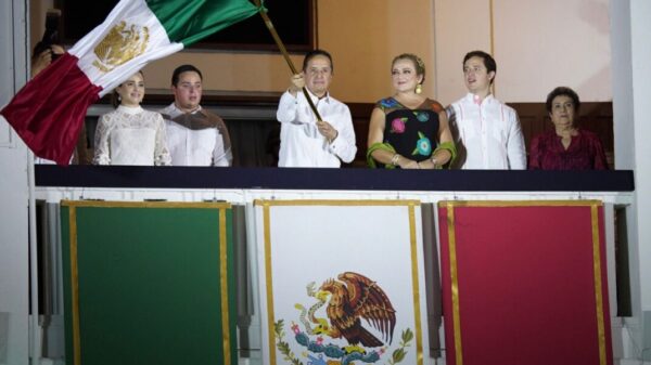 El gobernador Carlos Joaquín da el tradicional Grito de Independencia con fervor patrio.