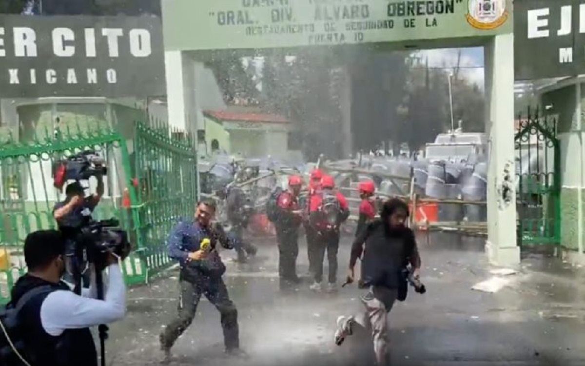 Enfrentamientos a la entrada del Campo Militar número 1, grupos de choque, presuntamente "estudiantes normalistas", arrojaron bombas molotov e hicieron pintas al campo militar.