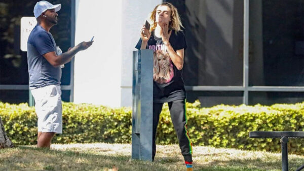 Captan a Cara Delevingne con aspecto descuidado en vía pública