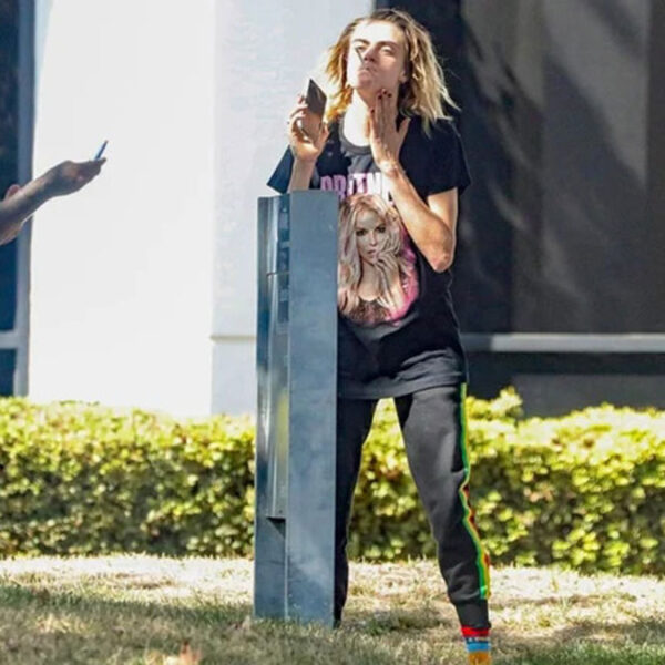 Captan a Cara Delevingne con aspecto descuidado en vía pública